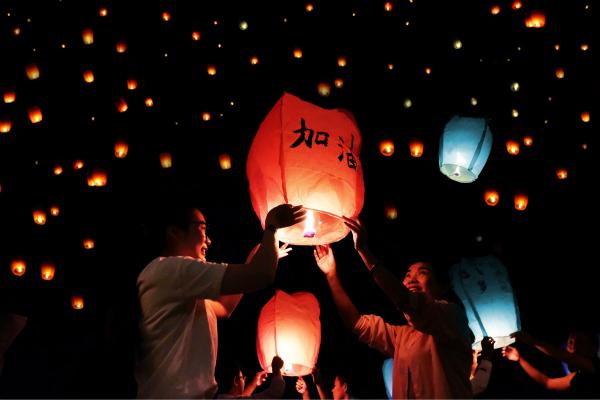 助力LPL 桂林放飞千盏电竞孔明灯 助力LPL 桂林放飞千盏电竞孔明灯