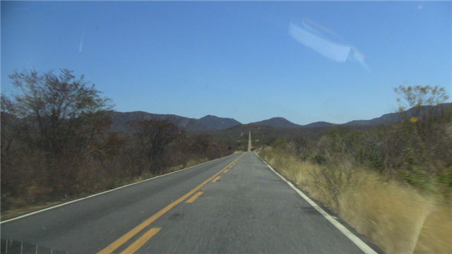 LOL英雄联盟偏僻地区里的电竞梦 断电无惧面包为酬