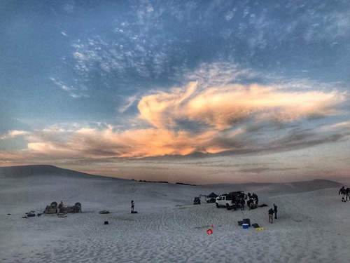 不按常理出牌 怪猎真人电影惊现全自动枪械