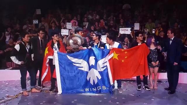 DOTA2 TI6决赛日Wings捧杯瞬间 外国友人披国旗