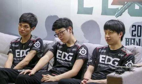 LOL英雄联盟选手mouse被队友举报 mouse玩牌被扣钱